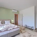 Nur Πούλα